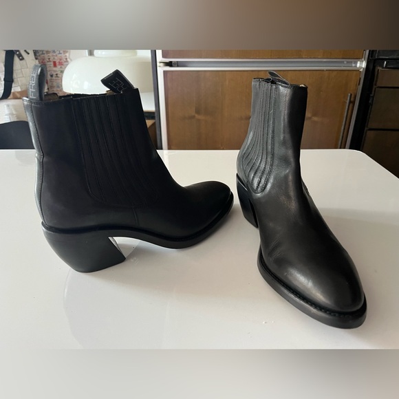 Gorgeous FREE LANCE Paris Chelsea boots size 8 - retail $1299 as new - Picture 7 of 16